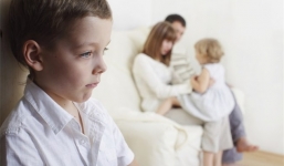 Trẻ con trước 6 tuổi mà có 4 biểu hiện này, bố mẹ phải sửa ngay trước khi quá muộn!